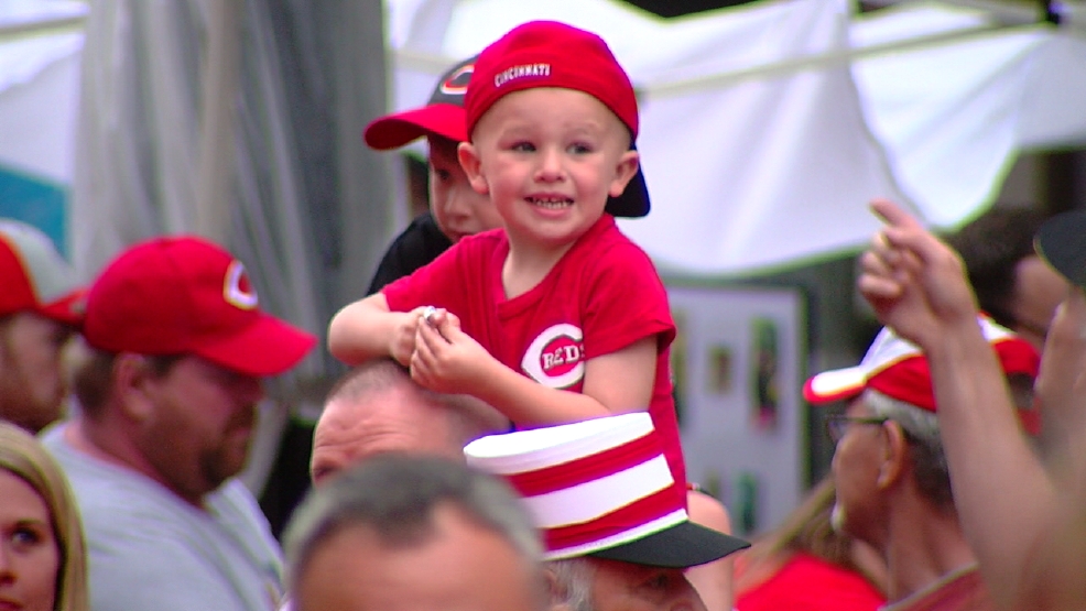 Players meet fans at Reds Kids’ Opening Day WKRC