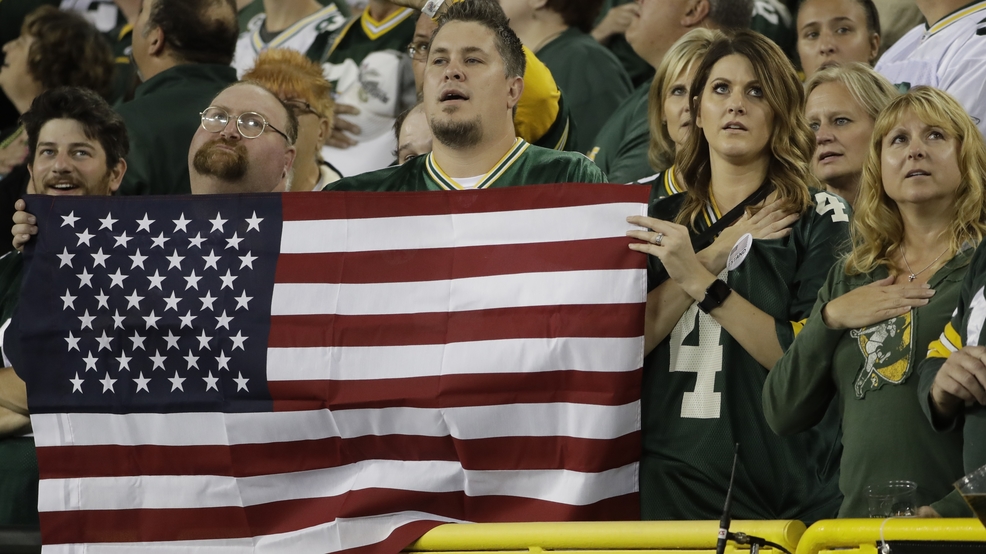 Bears Packers Football NFL anthem protest Green Bay US flag AP25.jpg