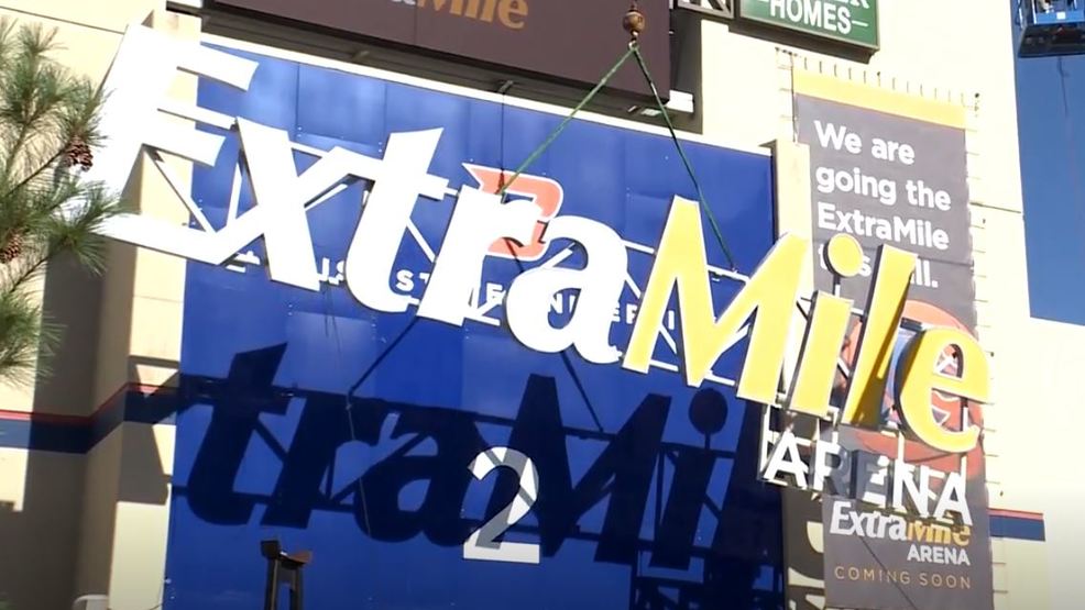 Watch Extramile Lifts New Arena Sign Into Place At Boise State Kboi