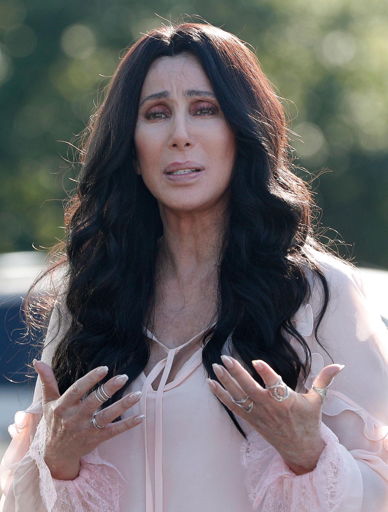 Cher Insults Trump With Gusto At Clinton Fundraiser Woai