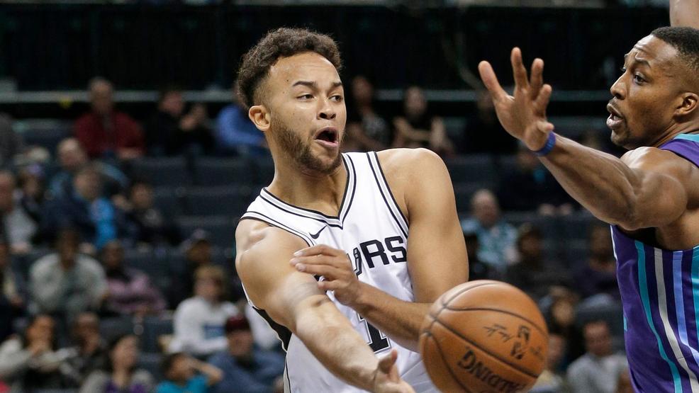 Kyle Anderson carried off court with knee injury vs. Thunder WOAI