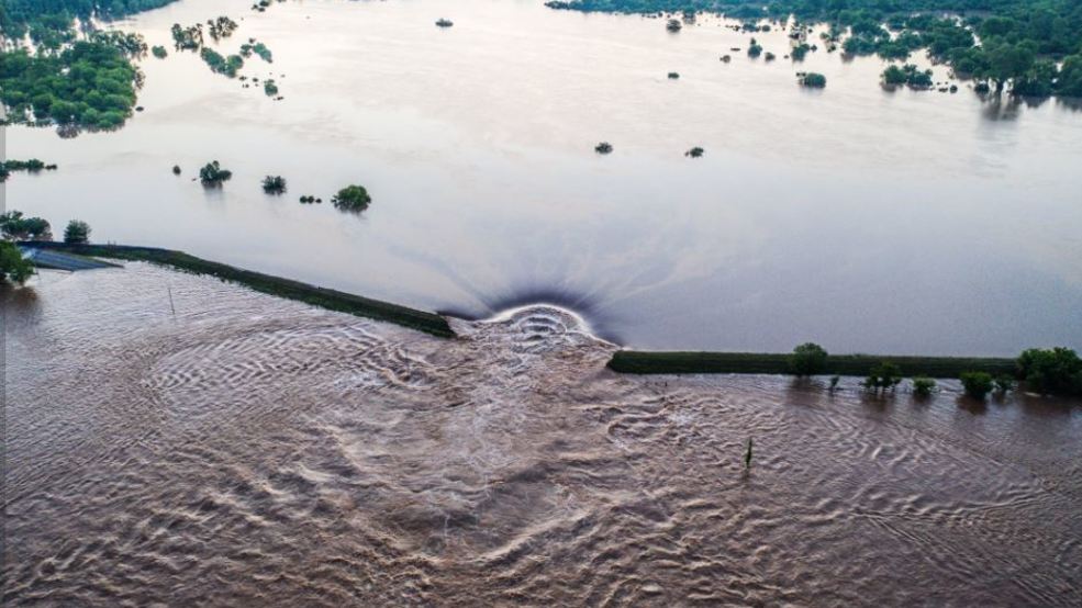 Dardanelle Levee Breached Holla Bend Residents Told To Evacuate 